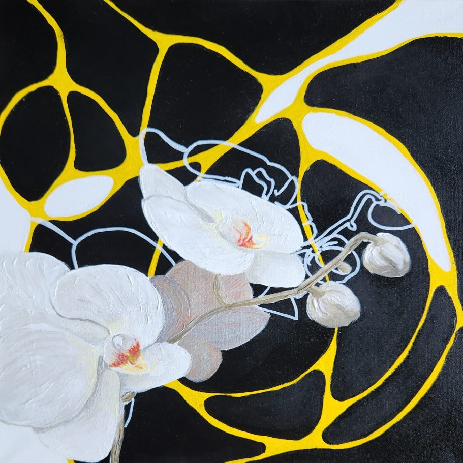 Whispers of Desire Weiße Orchideen auf schwarzem Hintergrund mit gelben und weißen abstrakten Mustern.