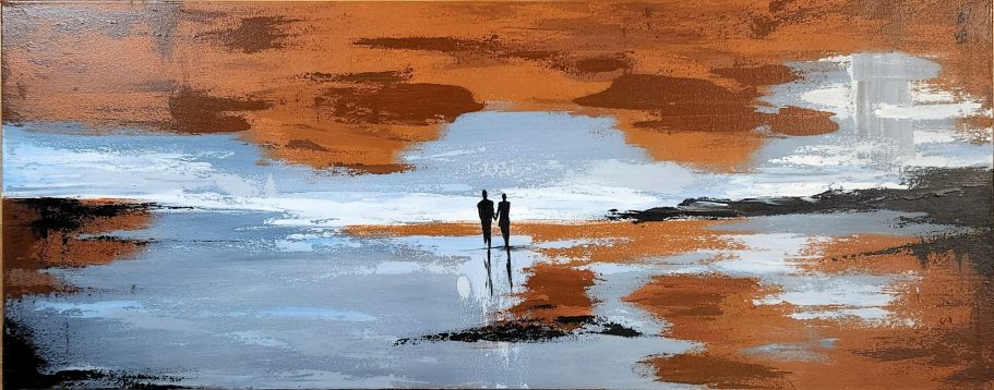 Shared Path Zwei silhouettenhafte Figuren am Strand unter orange-grauem Himmel.