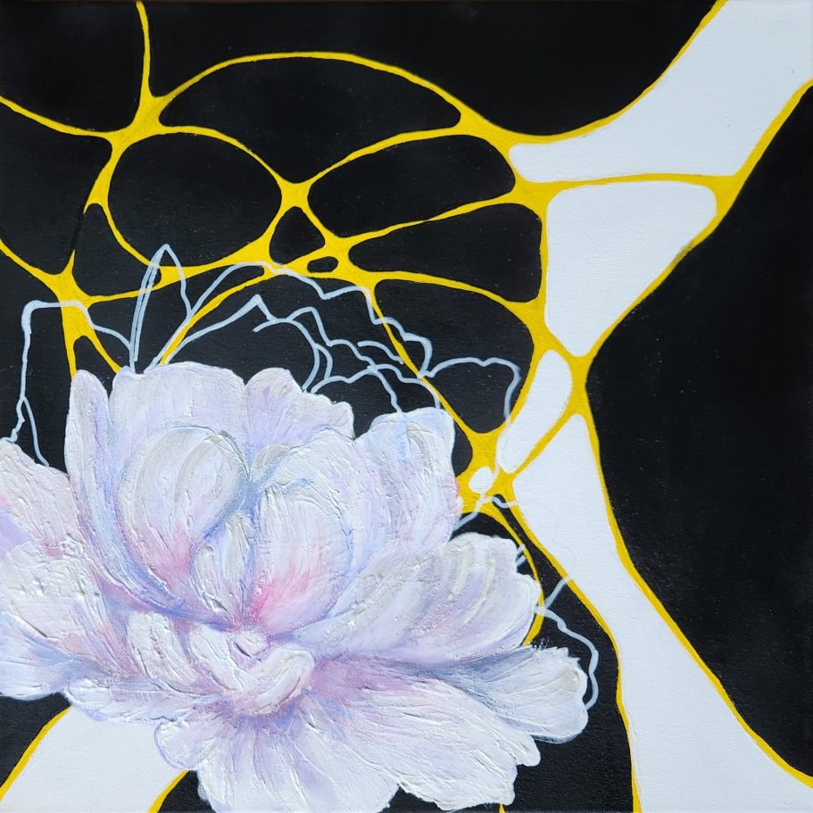 Roots of Radiance Weißer Blumenstil auf schwarzem Hintergrund mit gelben und blauen Linien.