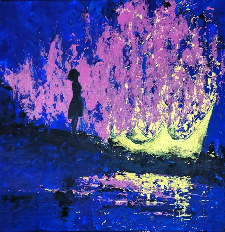 Fading Crown Eine Silhouette einer Frau steht vor bunten, leuchtenden Farben und Wasser.
