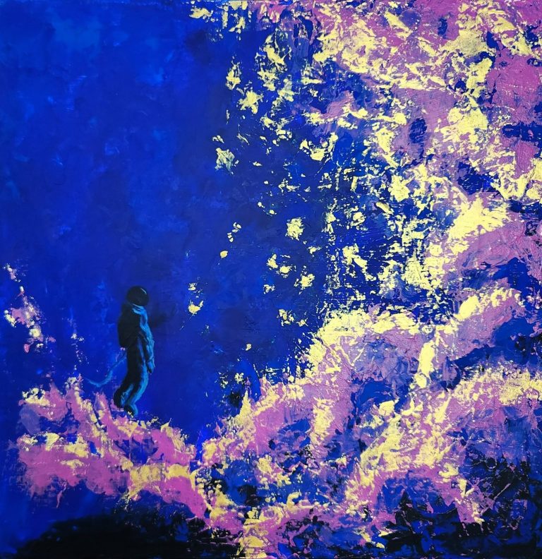 Touching Infinity Eine silhouettierte Person schwebt vor einem bunten, abstrakten Wolkenstaub aus Blau Magenta und Gold.