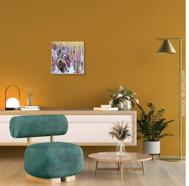 Quiet Hope stilvolles Wohnzimmer mit einem abstrakten Acrylgemälde an der Wand
