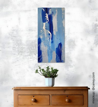 Solitude in Blue stilvolles Wohnzimmer mit einem abstrakten Acrylgemälde an der Wand